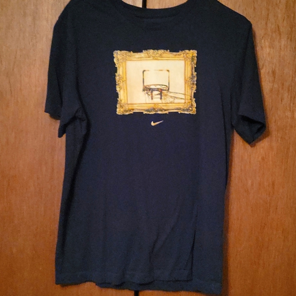 Mens Nike sz medium black t shirt w/ goldish/yellowish basketball hoop on front.